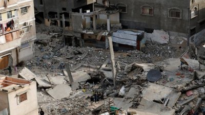 Израелски въздушни удари убиват двама, включително репортер, в Газа