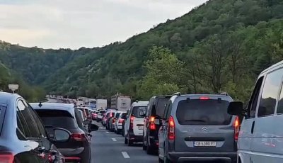 Километрично задръстване на АМ &bdquo;Хемус&ldquo; при входа на София
