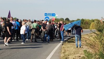 Остават пътните блокади в Старозагорско