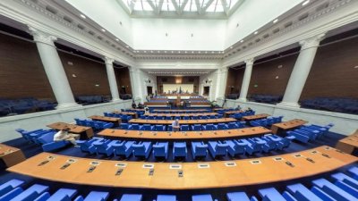 Депутатите заседават извънредно от 14 часа