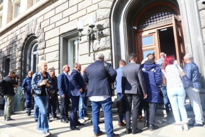 Борисов, Пеевски и Петков водят лични разговори с протестиращите, забраниха достъпа на журналисти до "пазарлъка"