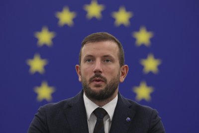 Еврокомисарят за околна среда към народни представители по време на среща: Може и с атомни бомби, но важното е Русия да бъде победена!