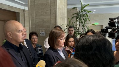 Корнелия Нинова пред журналисти в парламента: Управляващите се готвят да увеличават данъците и затова бавят внасянето на бюджета