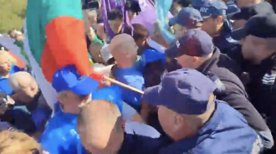 Война на АМ "Струма"! Протестиращи и полиция влязоха в сблъсък (ВИДЕО)