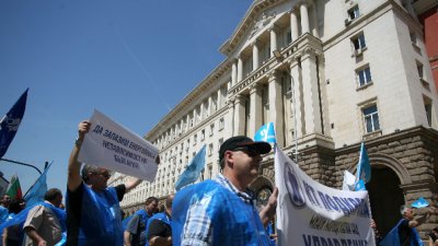 Протестиращи се опитаха да нахлуят в МС