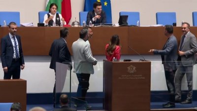 ИЗВЪНРЕДНО! Бунт в парламента