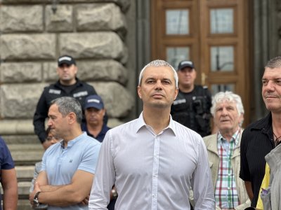 Вижте изказването на Костадин Костадинов пред протестиращите (ВИДЕО)