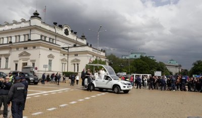 Български политици изразиха съболезнования по повод смъртта на папа Франциск