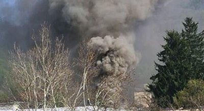 Пожар избухна в индустриална сграда в Троян, няма пострадали (СНИМКА)