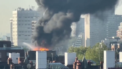 Огромен пожар в Лондон: Над 100 пожарникари се борят с пламъците в електрическа подстанция (ВИДЕО)
