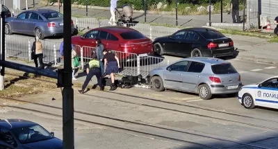 Автомобил събори светофар в столичния квартал "Люлин"