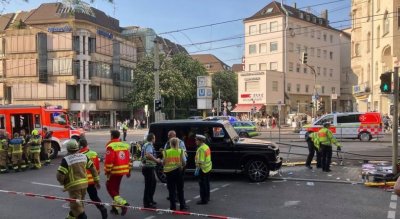 Автомобил се вряза в пешеходци на спирка в Щутгарт (СНИМКА)