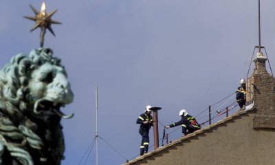 Подготовката за избор на нов папа започна: Инсталират традиционния комин на Сикстинската капела