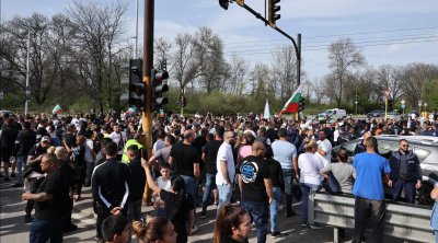 Протест в &bdquo;Захарна фабрика&ldquo; блокира бул. &bdquo;Сливница&ldquo; (СНИМКИ)