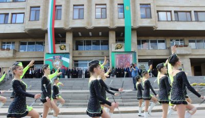 Шумен отбелязва празника си със зрелищен светлинен спектакъл