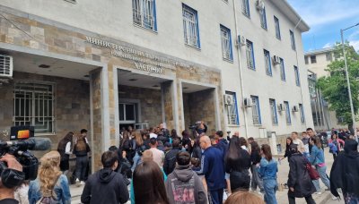 След жестокото убийство в Хасково: Протестиращи нахлуха в сградата на полицията (СНИМКИ)