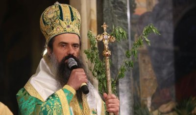 Молитва и тишина на Разпети петък: Вярата изпълни храмовете в цялата страна