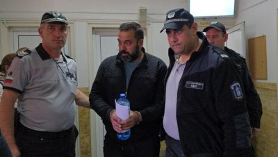 Мъжът, хвърлил дете от мост в Луковит, остава в ареста