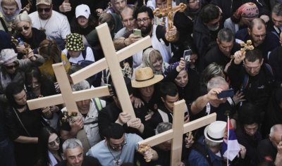 По пътя на страданието: Хиляди християни се включиха в Кръстния път в Йерусалим (СНИМКИ)