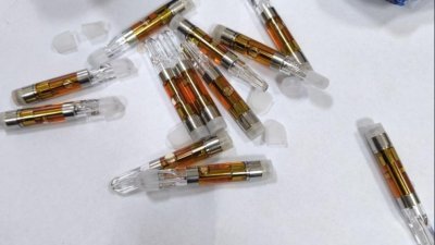 Митничари задържаха над 2,8 литра течност за вейпове в незаконна пратка