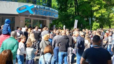 Смъртта на 6-годишното дете след стоматологична упойка потресе България: Жителите на Пловдив излязоха на протест