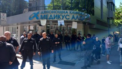 След смъртта на 6-годишния Ангел: Клиника &bdquo;Медикус Алфа&ldquo; с първи коментар, протестиращи искат законови промени
