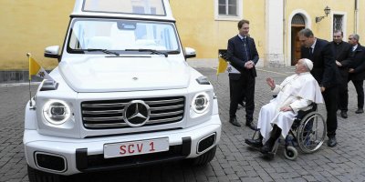 Колата на папата става мобилен медицински център за деца в Газа