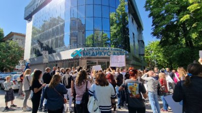 Смърт, протест и обвинения: &bdquo;Медикус Алфа&ldquo; отговаря със съдебни искове