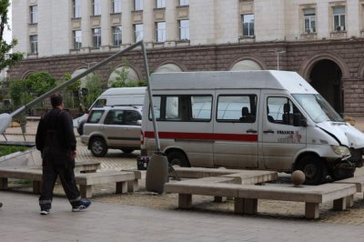 Бус на &bdquo;Пирогов&ldquo; катастрофира пред Президентството в София