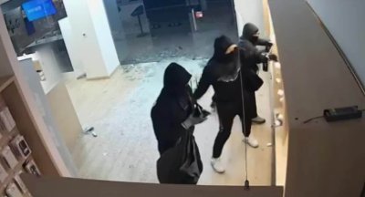 Екшън в София: Маскирани крадци обраха магазин за телефони за 50 секунди (ВИДЕО)