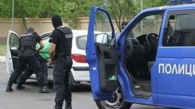 Разбиха гараж за крадени коли в София и задържаха два души (СНИМКИ)