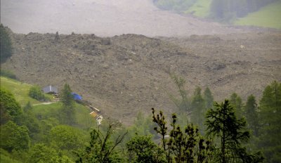 Ледниково свлачище затрупа алпийско село в Швейцария (ВИДЕО)