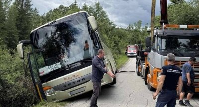 Туристически автобус се преобърна край Боженци