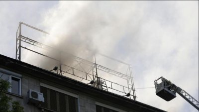 Пожар избухна в сграда на столичния бул. "Витоша" (СНИМКИ)