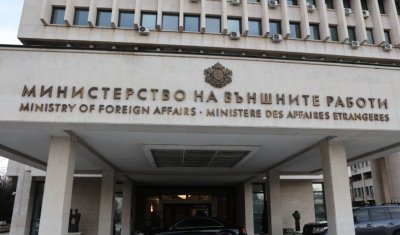 Каква помощ могат да окажат консулските служители на българи, задържани в чужбина?
