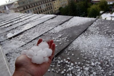 Бури, валежи и градушки обхващат Западна и Южна България днес