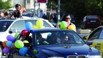 50 лева глоба за абитуриенти, показващи се от прозорците на колите