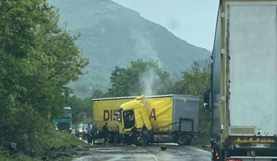 Тир спря движението по Е-79: Полицията пренасочва автомобилите по обходен маршрут