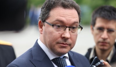 Даниел Митов разпореди проверка на скандалната поръчка с икони за 420 000 лева