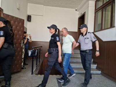 Лекари от Пловдив обвинени в търговия с метадон &ndash; съдът ги остави зад решетките