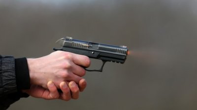 БОЛНА ДЪРЖАВА: 20-годишен мъж заплаши с оръжие и стрелба 40-годишна жена