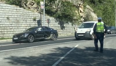 Катастрофа затрудни трафика по Кресненското дефиле, няма пострадали