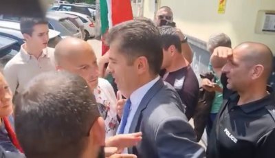 Оплюха Кирил Петков на протеста за защита на Лева
