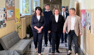 Председателят на парламента Наталия Киселова с открит урок в гимназията в Мездра