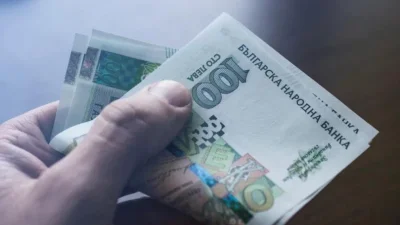 Работим много, печелим малко: 3 от всеки 4 българи взимат под средна заплата