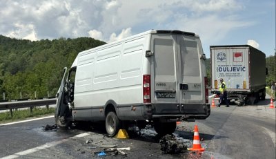 Катастрофа между камион и микробус затрудни движението на АМ "Тракия"