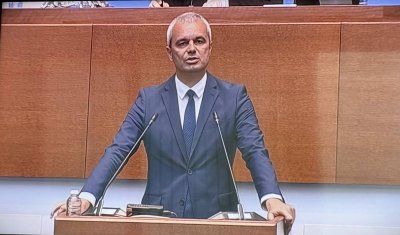 Костадин Костадинов блокира трибуната в пленарна зала (ВИДЕО + СНИМКИ)