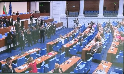 Напрежението ескалира! Сблъсък в пленарна зала (ВИДЕО)