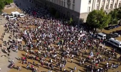 Изкуствен интелект преброи протестиращите на площада пред парламента в момента