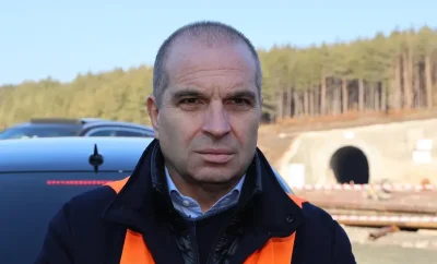 Министърът на транспорта се качи на влак и се извини на пътниците (СНИМКИ)